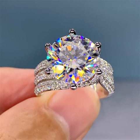 Appealing Luxury Halo Cubic Zirconia Ring